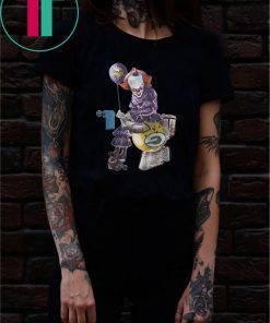 It pennywise minnesota vikings sitting on green bay packers shirt