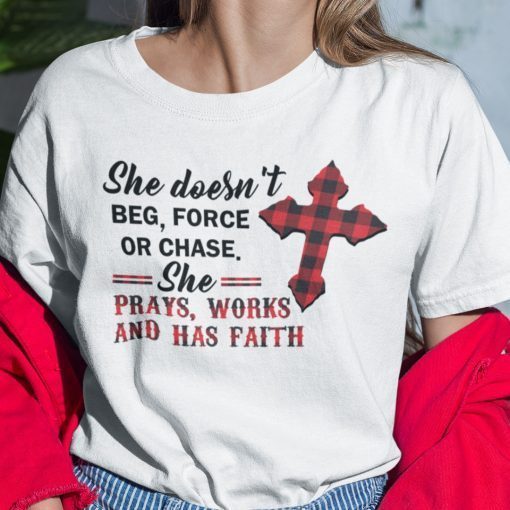 She Doesn’t Beg Force Or Chase Jesus Cross Unisex Shirt