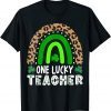 Leopard Rainbow One Lucky Kinder Teacher St Patricks Day Gift T-Shirt